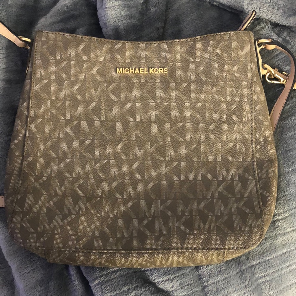 Selling a beautiful Michael kors bag ! You can adjust the strap as well.